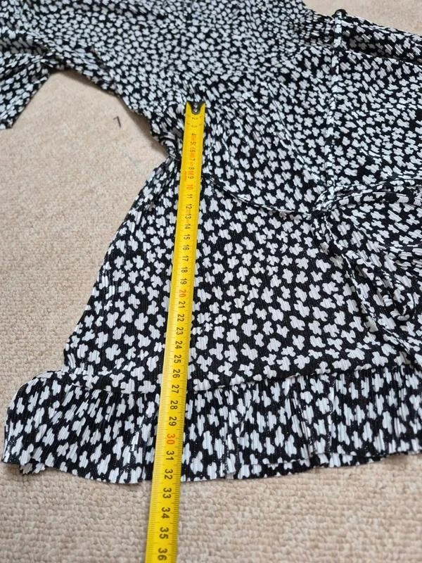 Pull&Bear Mono corto Y2K con motivo blanco y negro talla M – photo 11